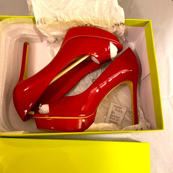 Gianni Bini Red Patent Leather Platform Stiletto Peep Toe Pumps New In Box 8M - Picture 13 of 13